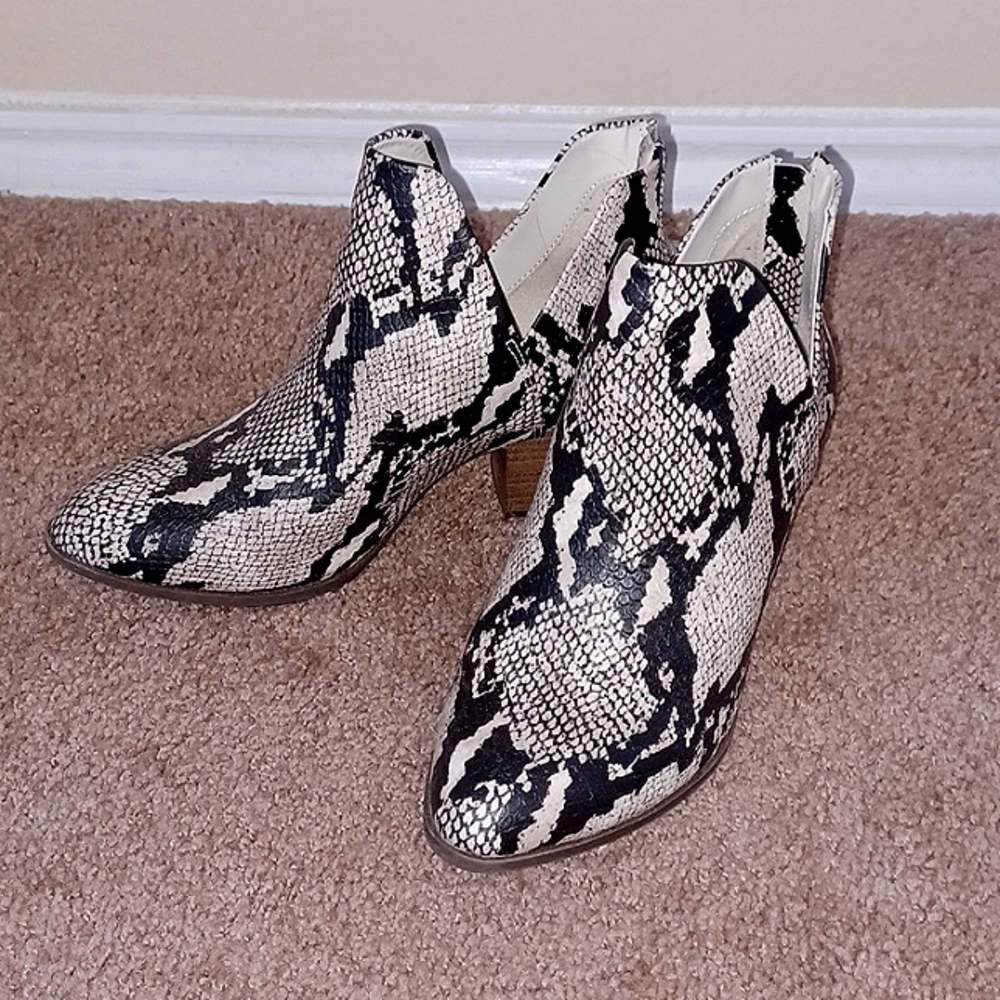 EUC SO snake print ankle boots 7.5